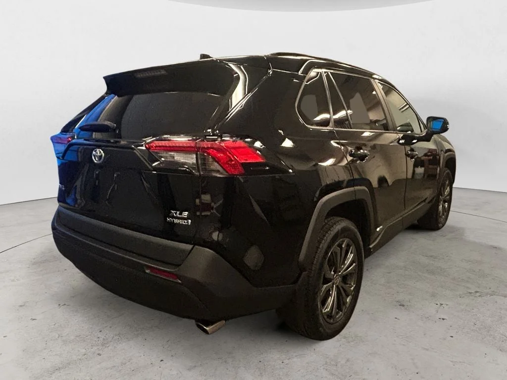 Used 2022 Midnight Black Toyota XLE Premium image 5