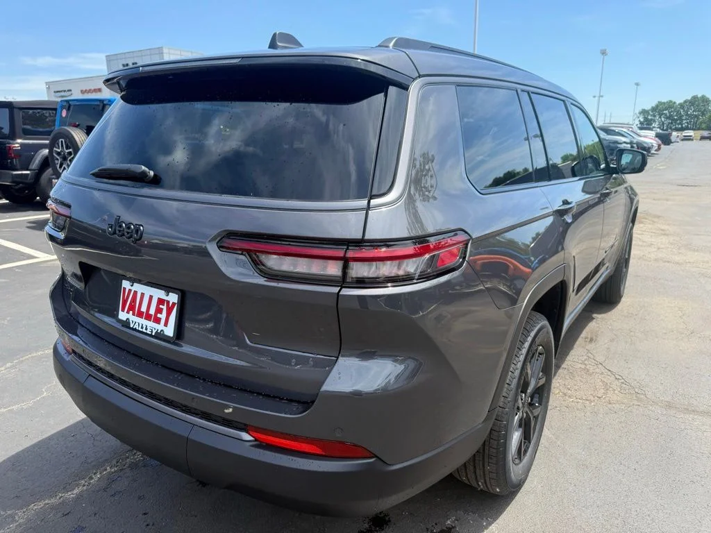 New 2026 Baltic Gray Metallic Clear-Coat Exterior Paint Jeep Laredo image 3