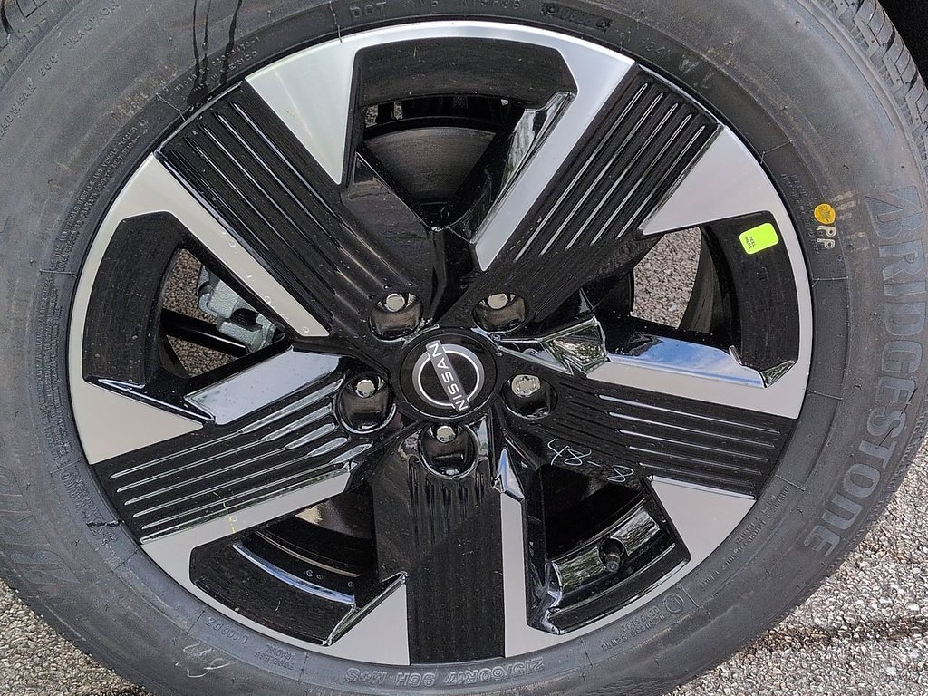 New 2026 Aspen White TriCoat / Super Black Two-tone Nissan SV image 14