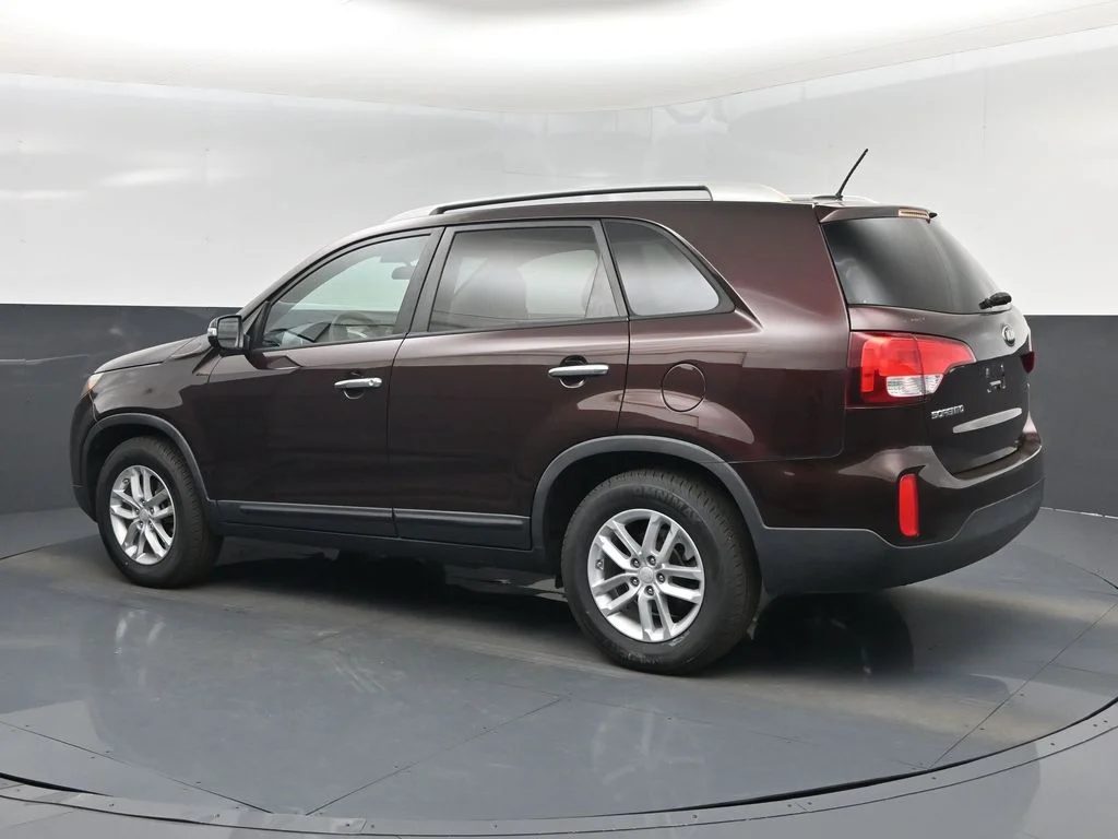 Used 2015 Red Kia LX image 4