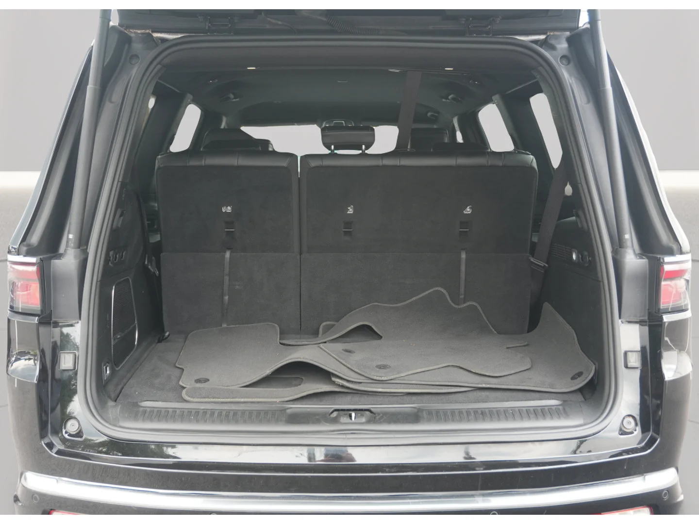 Used 2024 Diamond Black Crystal Pearlcoat Jeep Series II image 9