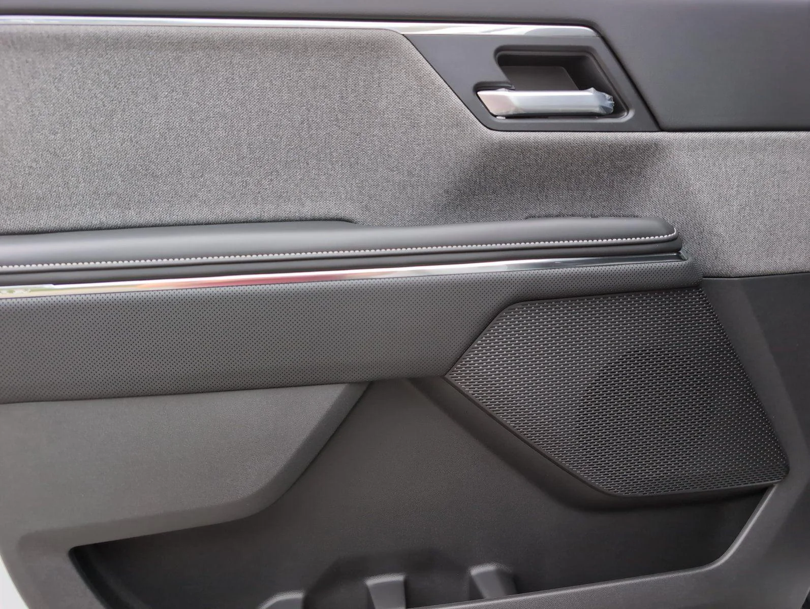 New 2026 Summit White GMC Elevation Standard Range image 25