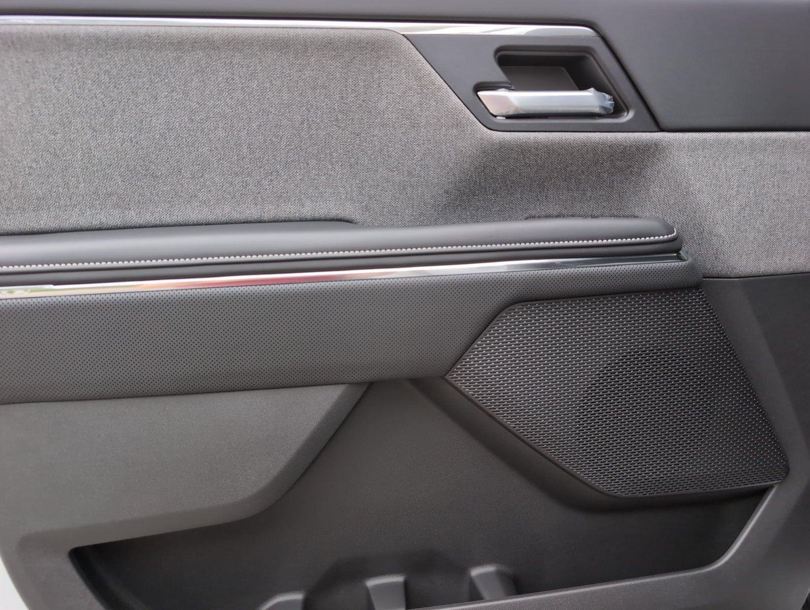 New 2026 Summit White GMC Elevation Standard Range image 25