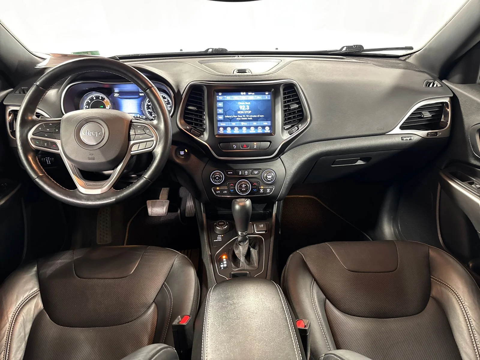 Used 2021 Bright White Clearcoat Jeep Latitude Lux image 4