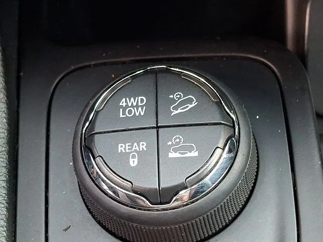 Used 2015 White Jeep Trailhawk image 24