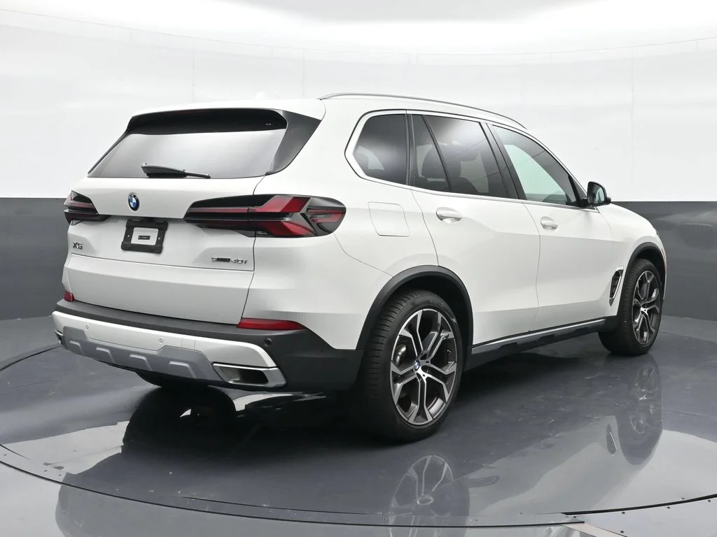 Used 2025 Alpine White BMW sDrive40i image 5