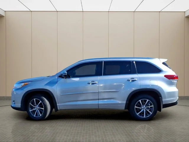 Used 2017 Silver Toyota XLE image 11