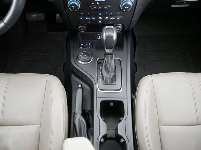 Used 2019 White Platinum Tri-Coat Ford Crew Cab LARIAT w/ FX4 Off-Road Pkg & Technology Pkg image 23