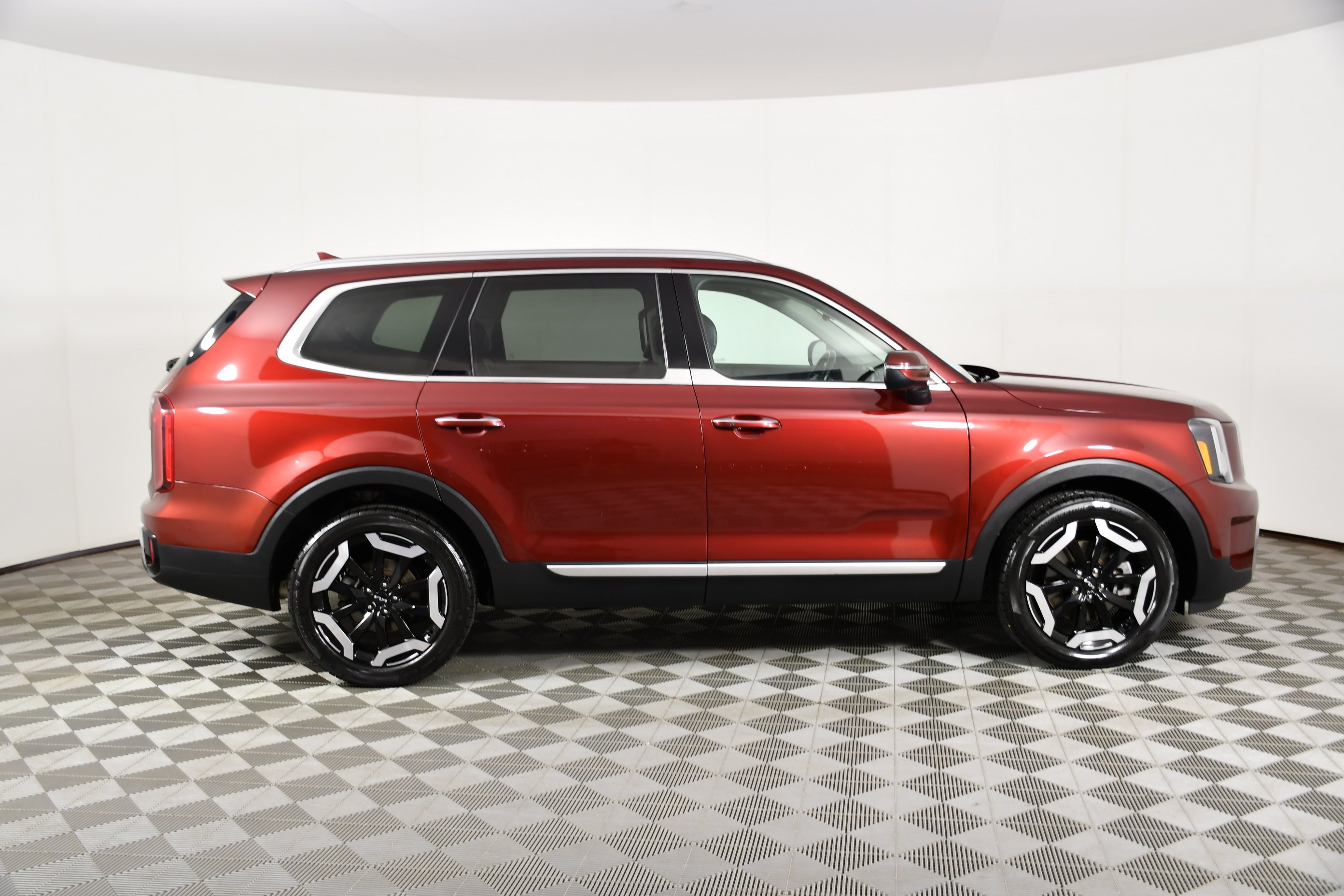 Used 2023 Dawning Red Kia S image 5