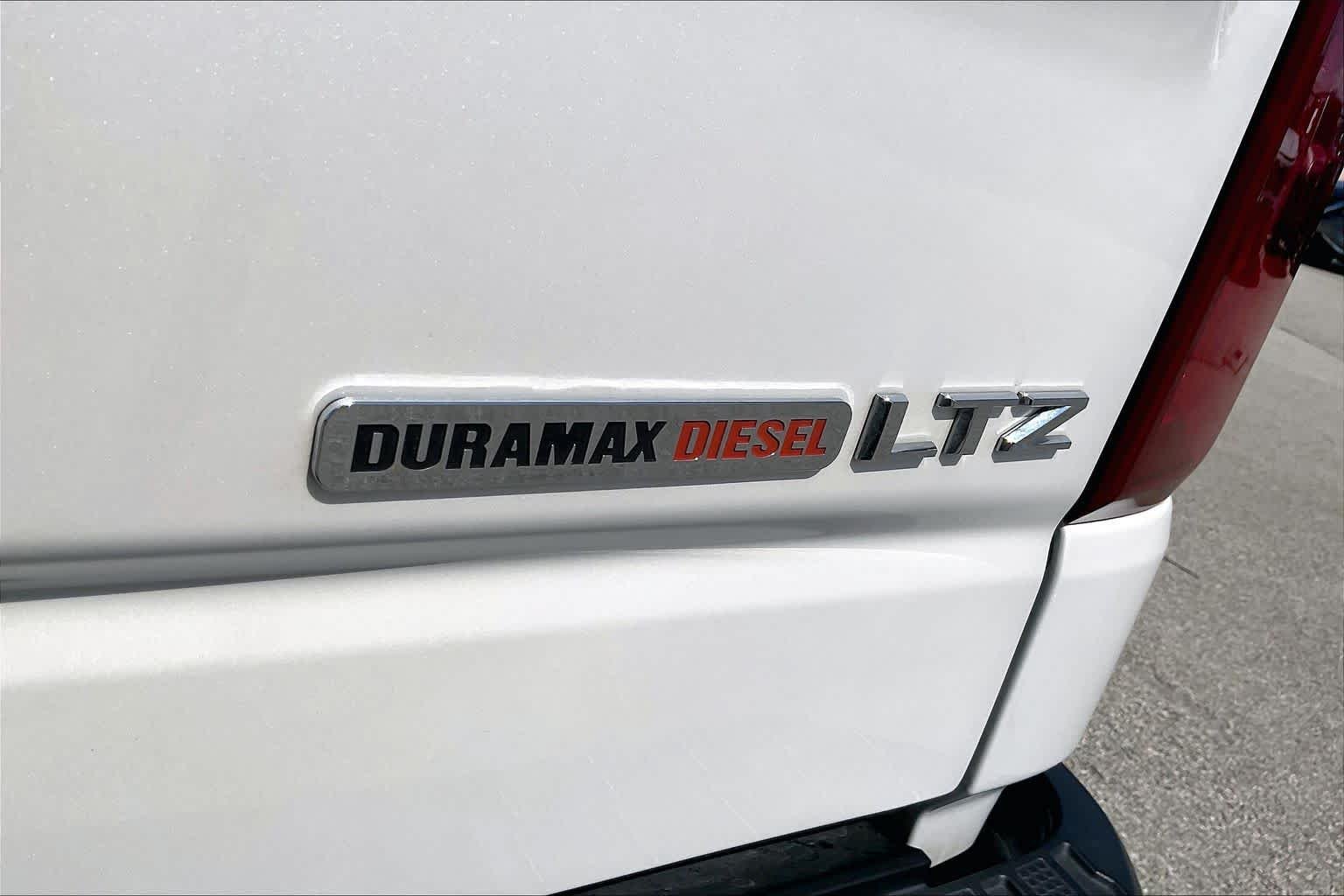 Used 2021 Iridescent Pearl Tricoat Chevrolet LTZ image 10