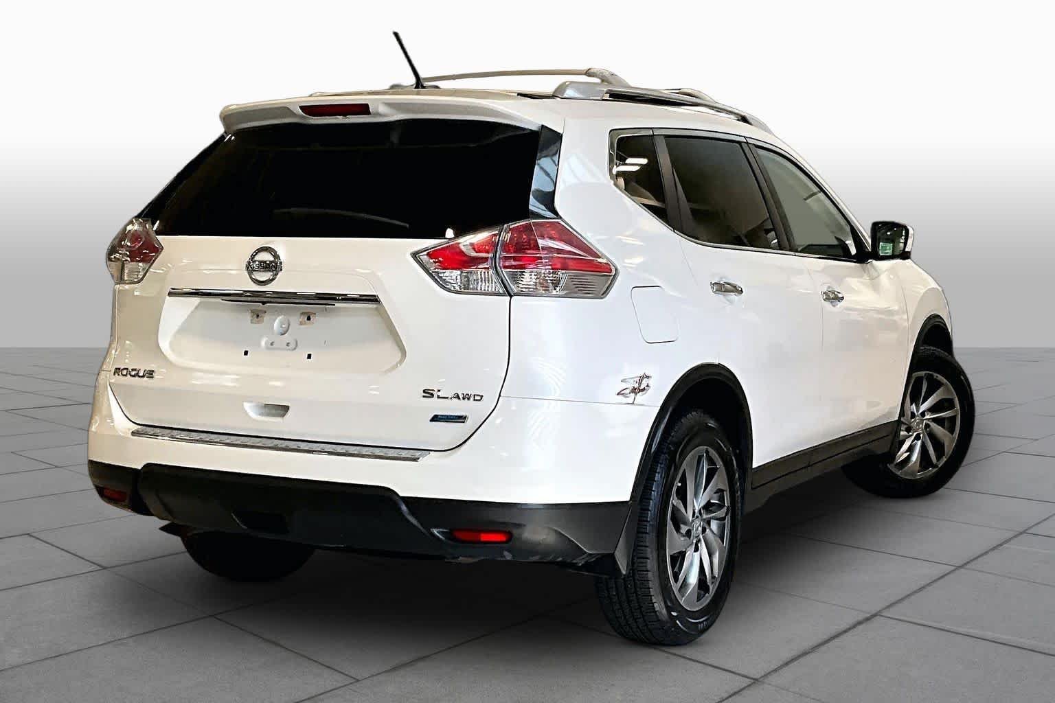 Used 2014 Moonlight White Nissan SL image 13