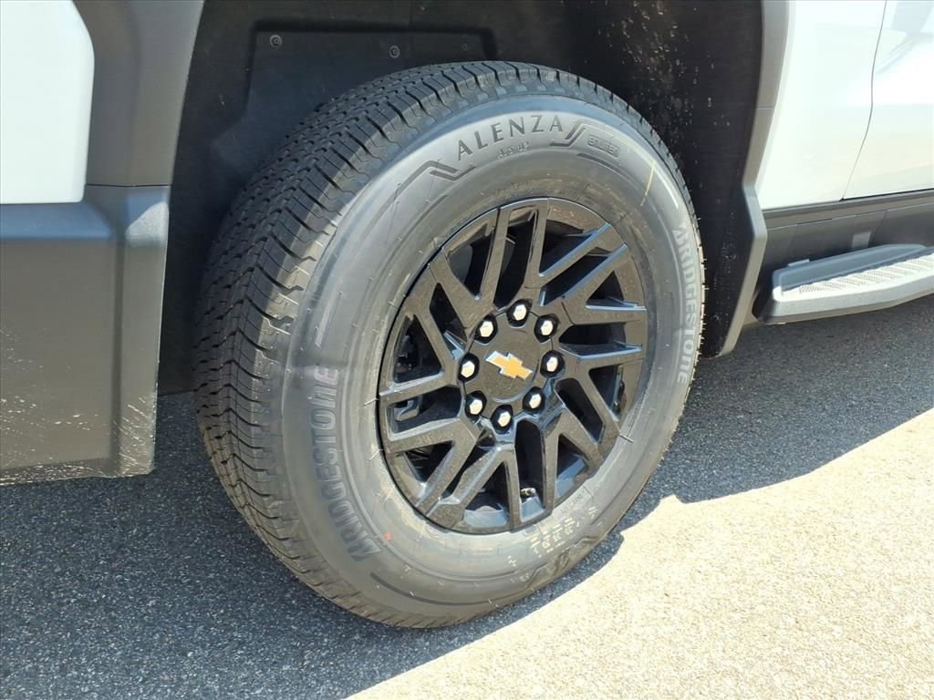 New 2026 Summit White Chevrolet WT - Extended Range image 23