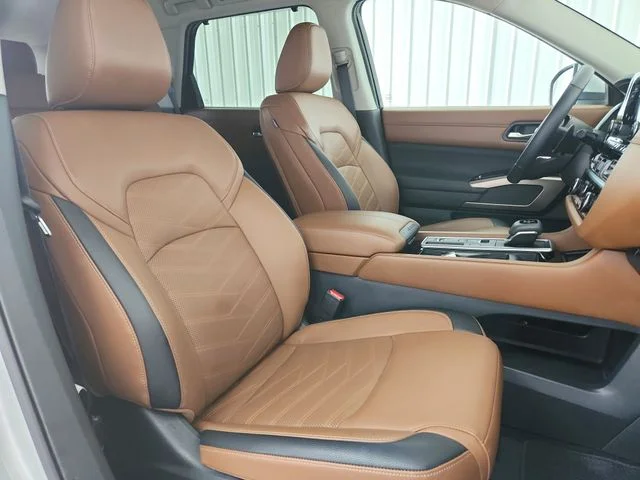Used 2025 Silver Nissan Platinum image 48