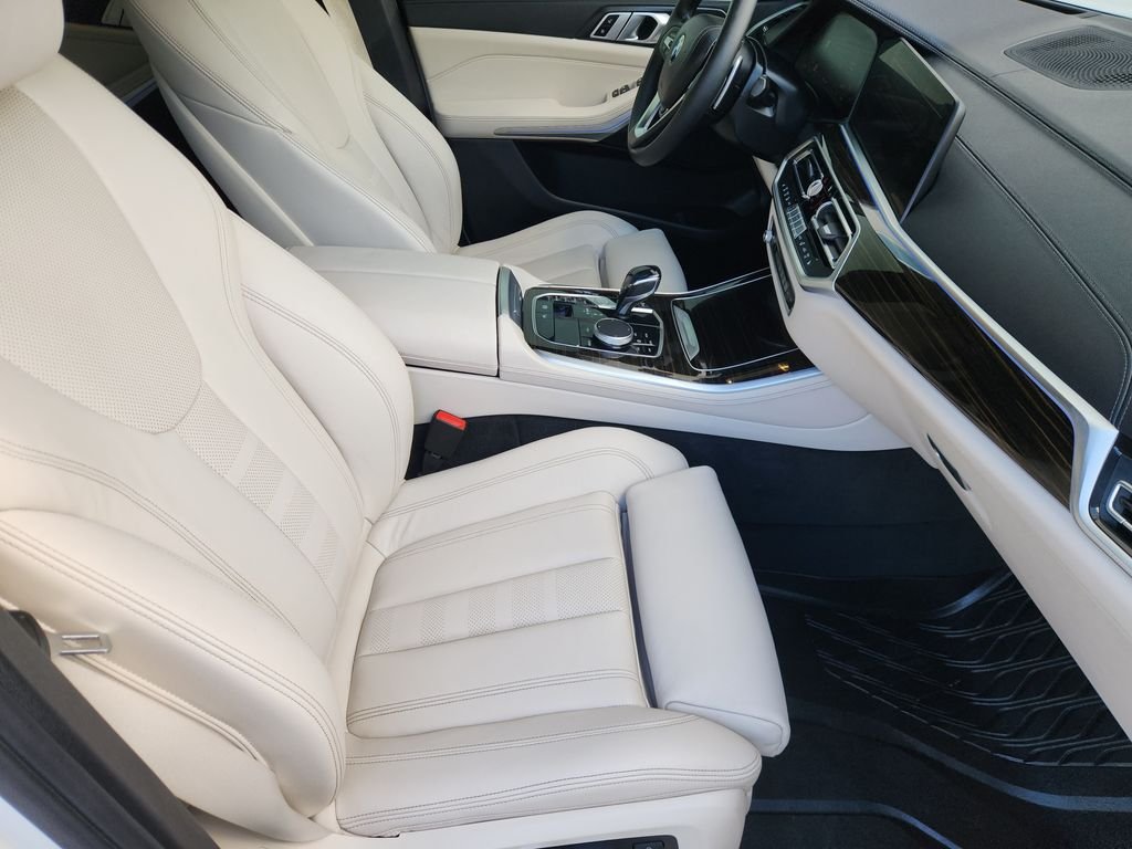 Used 2019 White Metallic BMW xDrive40i image 14