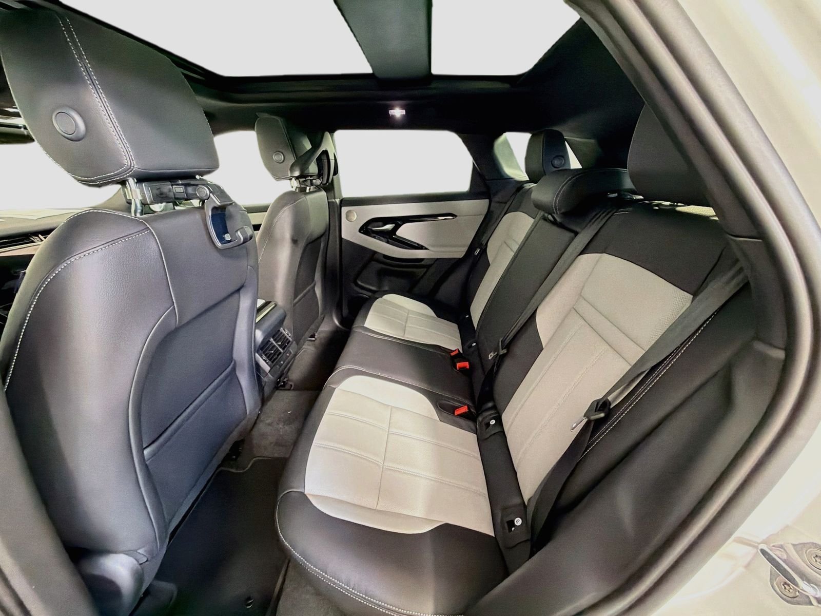 New 2026 Fuji White Land Rover Hoxton Edition image 27