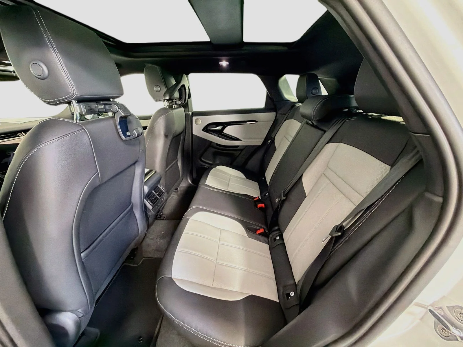 New 2026 Fuji White Land Rover Hoxton Edition image 27