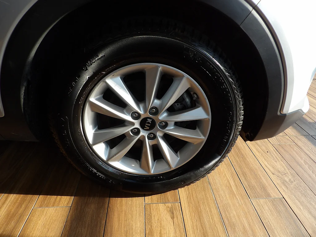 Used 2019 Sparkling Silver Kia LX V6 image 4