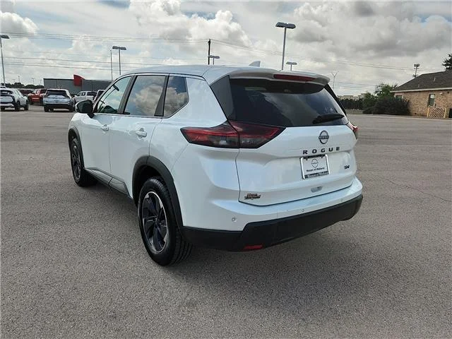 Used 2024 Everest White Pearl Nissan SV image 3