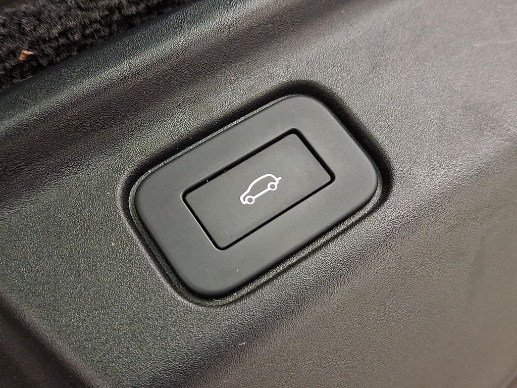 Used 2025  Land Rover SE image 32