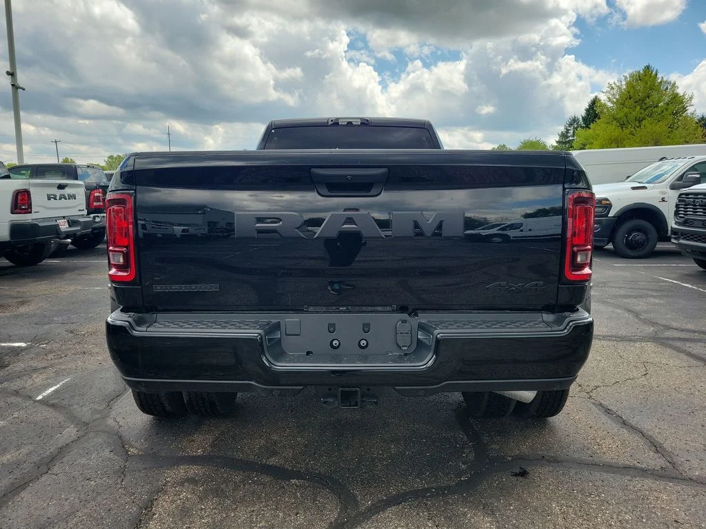 New 2026 Diamond Black Crystal Pearl-Coat Exterior Paint RAM Big Horn image 5