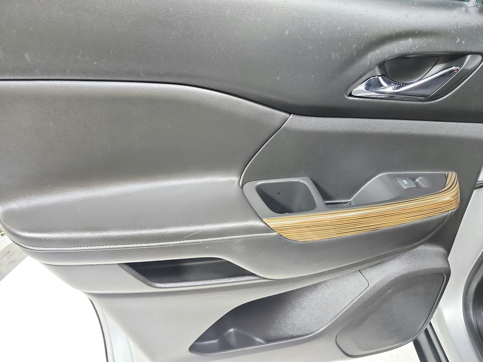 Used 2018 Silver GMC SLE-2 image 37