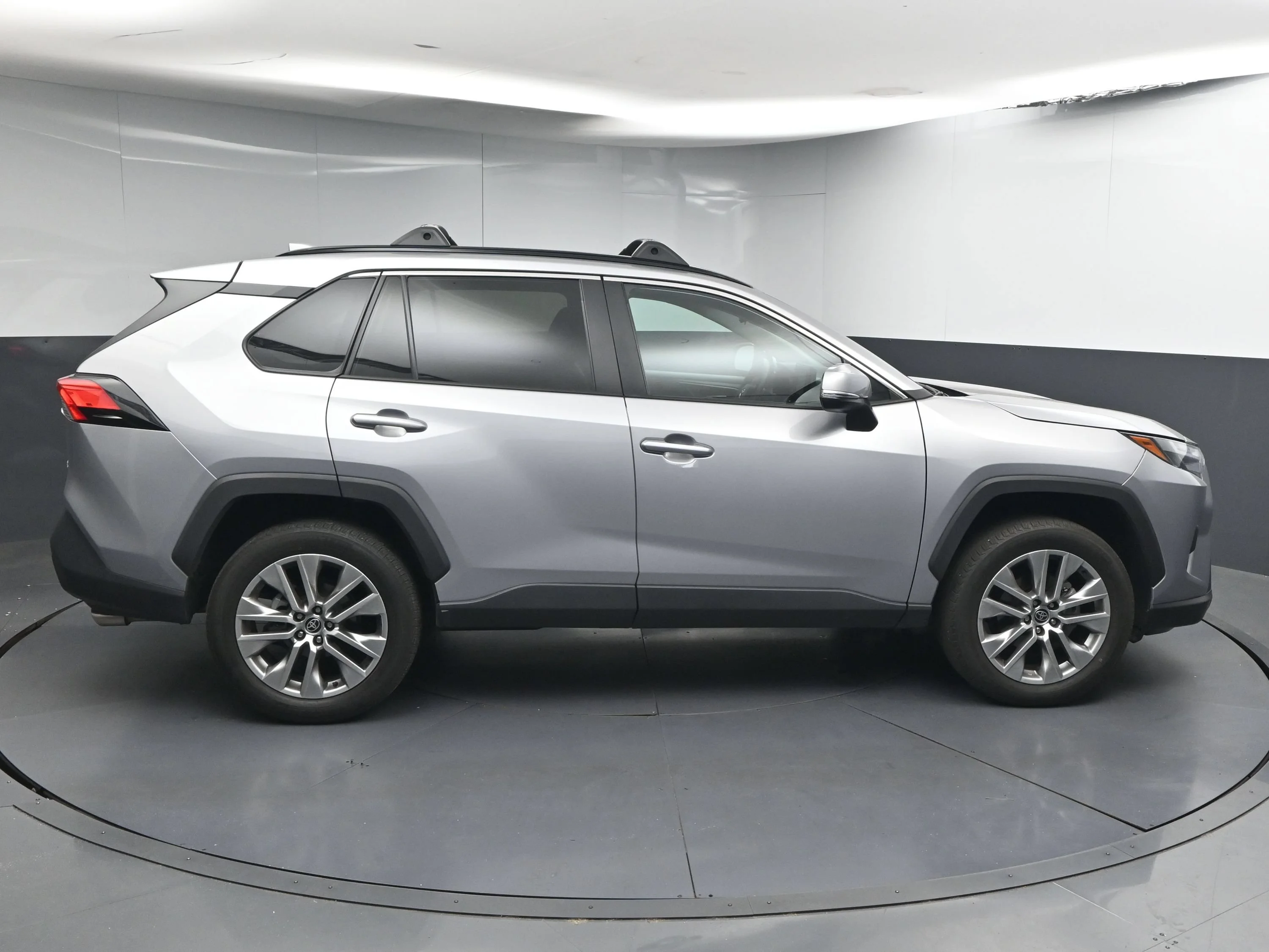 Used 2022 Silver Sky Metallic Toyota XLE Premium image 8
