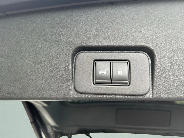 Used 2021 White Nissan SL image 16