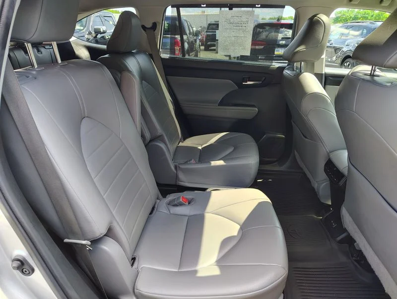 Used 2022 Silver Toyota XLE image 18