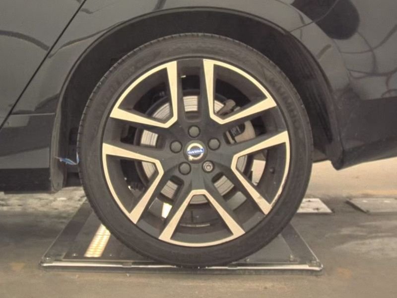 Used 2018 Onyx Black Metallic Volvo Dynamic image 13