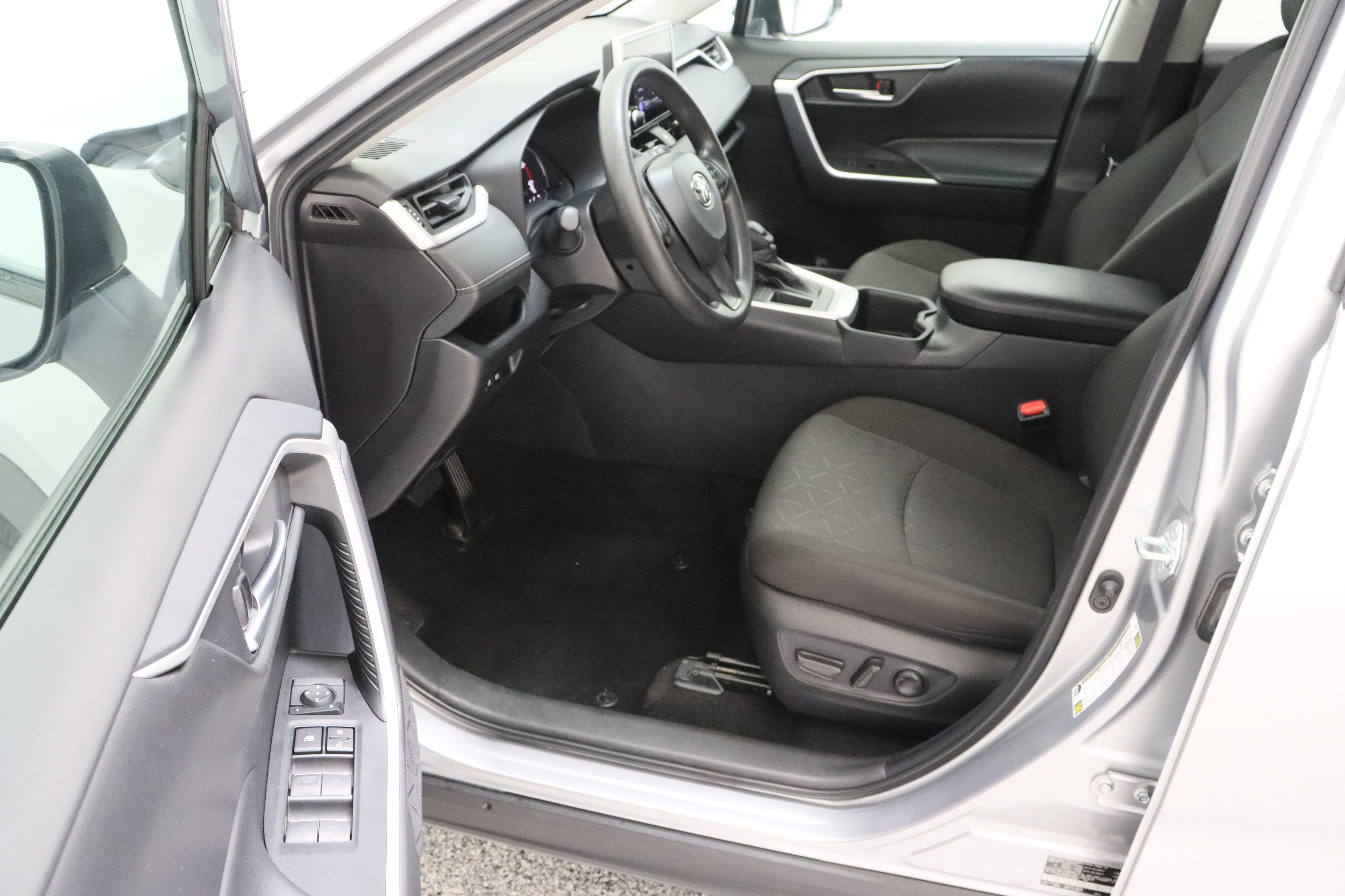 Used 2025 Silver Sky Metallic Toyota XLE 2.5L image 14
