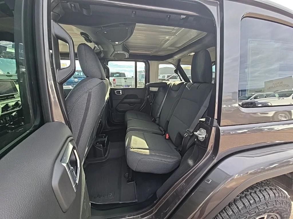 2025 Jeep Wrangler 4-Door Sahara - Photo 15