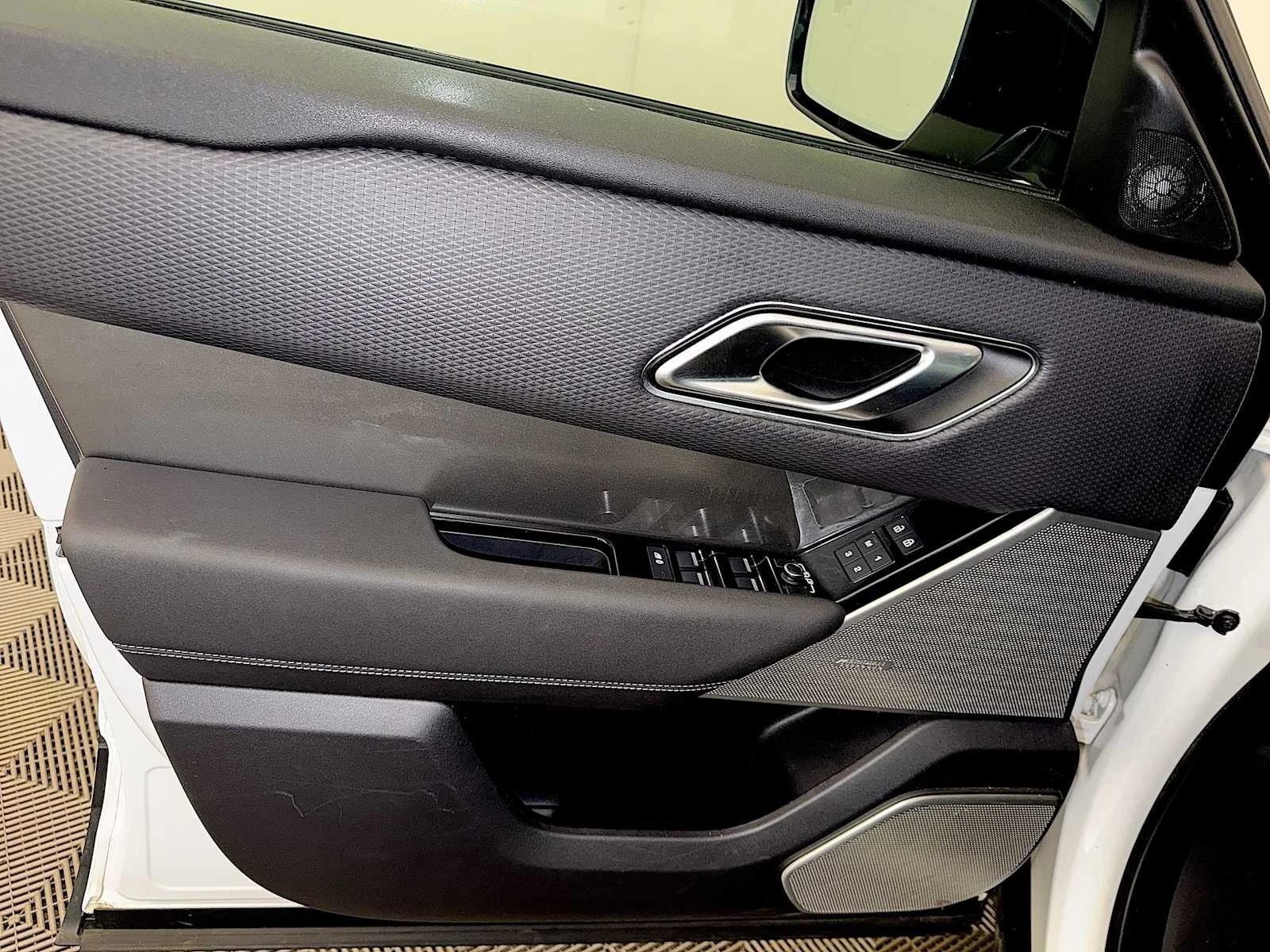 Used 2022  Land Rover S image 11