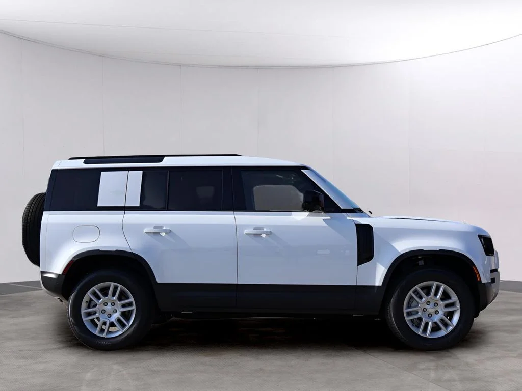 Certified Used 2025 Fuji White Land Rover S image 4