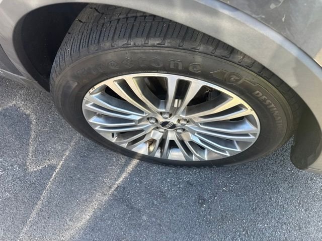 Used 2017 Gray Lincoln Reserve image 3