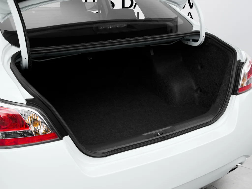 Used 2015 White Nissan 2.5 S image 18