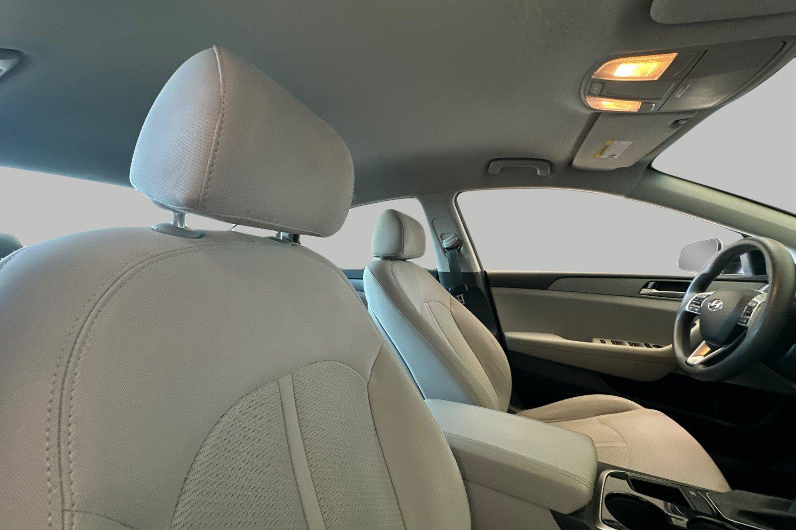 Used 2018 Silver Hyundai SE image 17