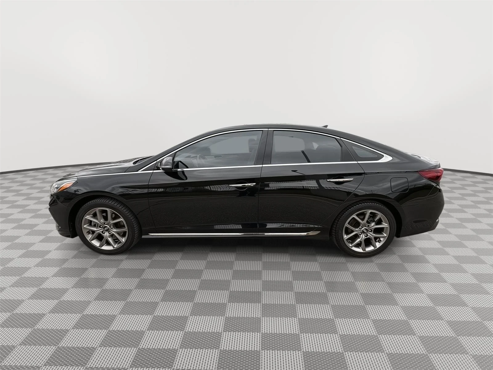 Used 2018 Phantom Black Hyundai Sport image 2