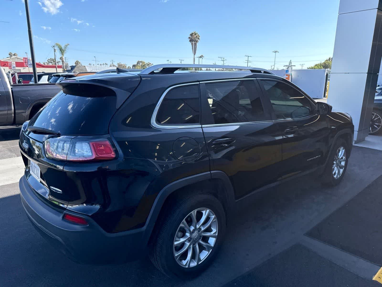 Used 2019 Diamond Black Crystal Pearlcoat Jeep Latitude image 11