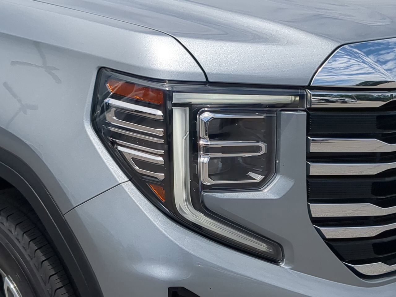 Used 2025 Sterling Metallic GMC SLT image 9