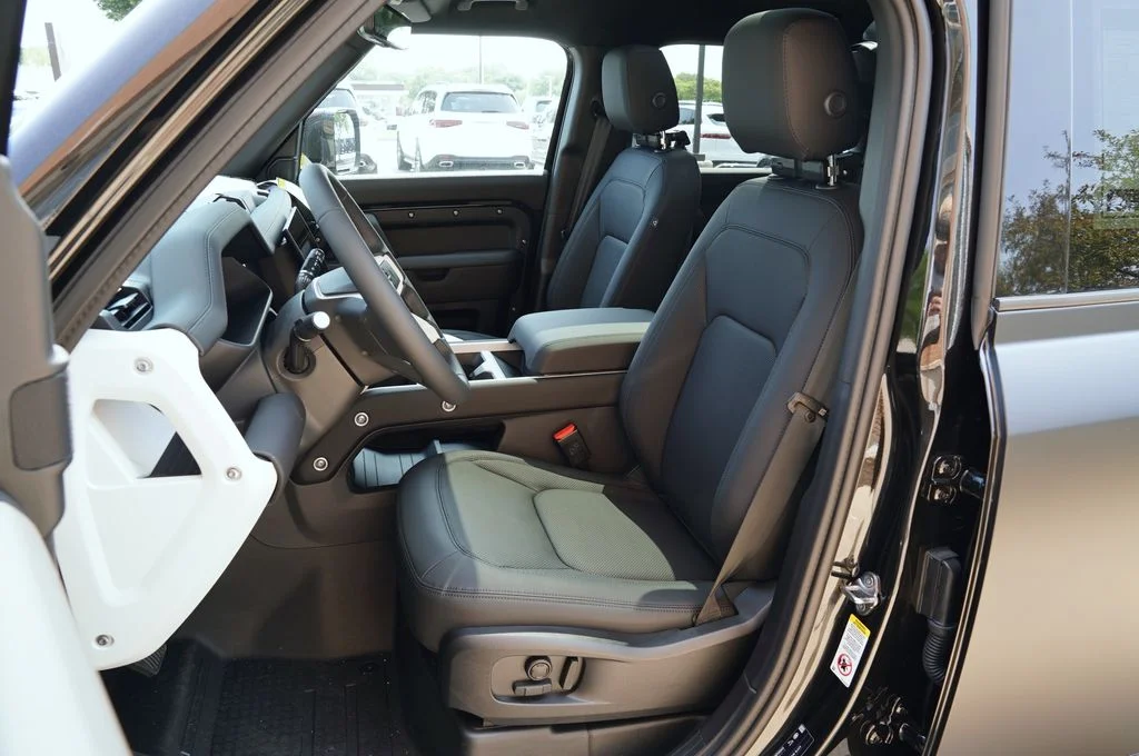 New 2026 Santorini Black Land Rover X-Dynamic SE image 13