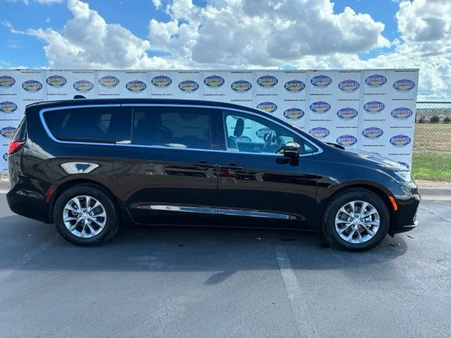 2026 Chrysler Pacifica Limited's photo