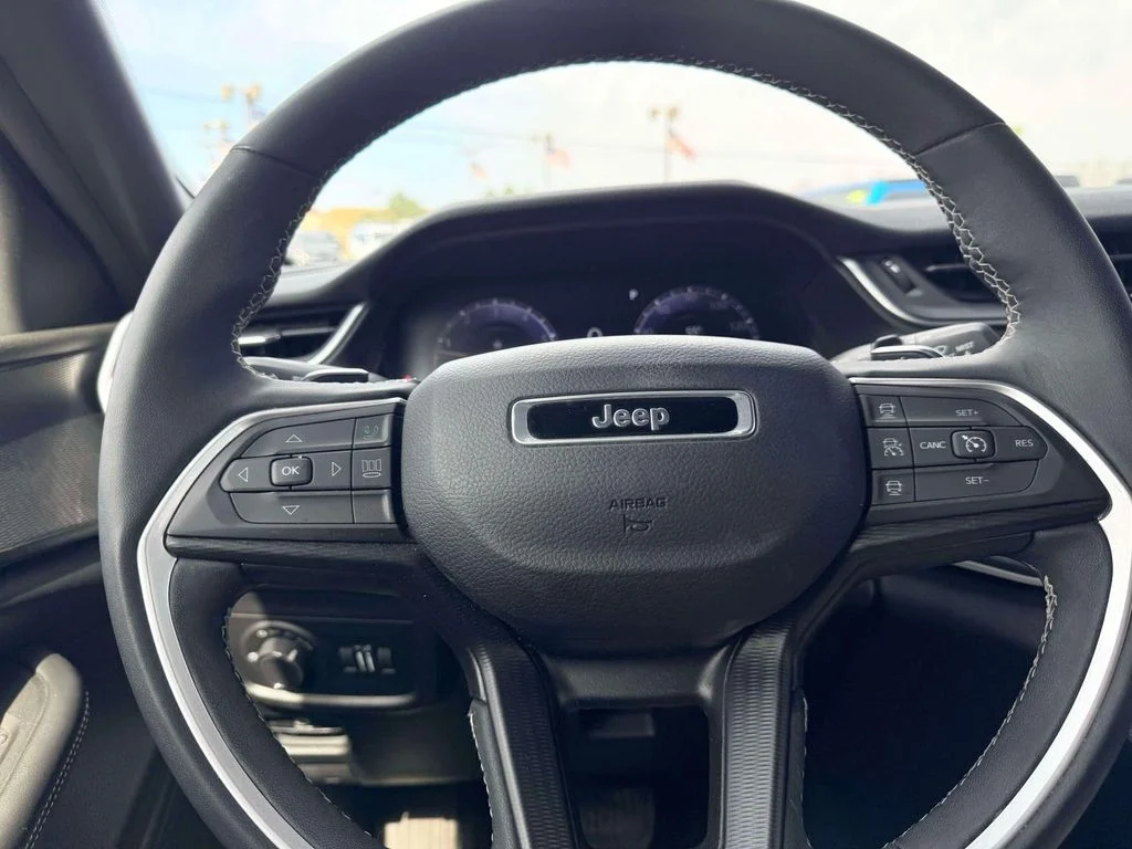 Used 2024 Gray Jeep Laredo image 17