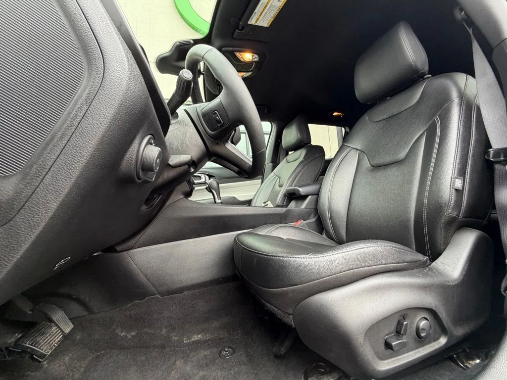 Used 2025 White Jeep Limited image 6