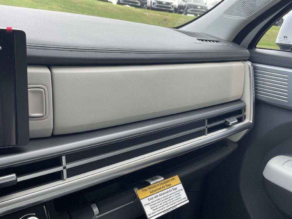 New 2027 White Hyundai SE FWD image 31
