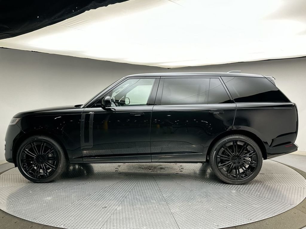 New 2026 Santorini Black Metallic Land Rover SE image 2