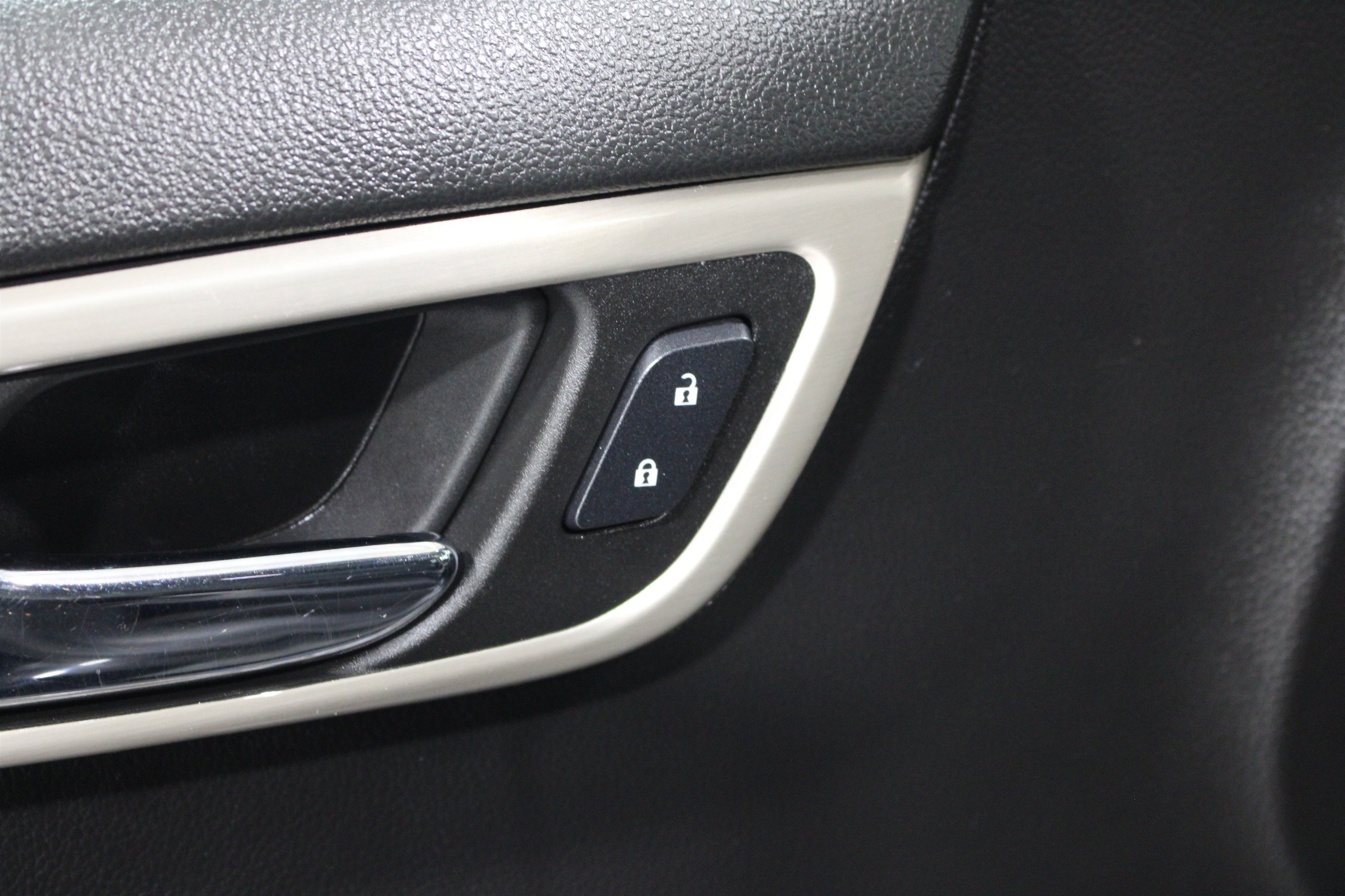 Used 2018 Onyx Black GMC Denali image 9