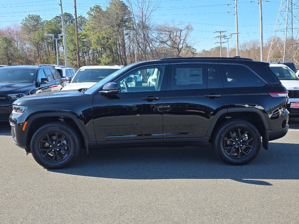 New 2026 Diamond Black Crystal Pearl-Coat Exterior Paint Jeep Altitude image 8