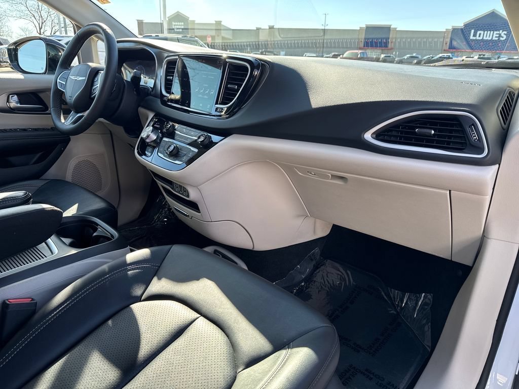 Used 2024 White Chrysler Touring L image 34