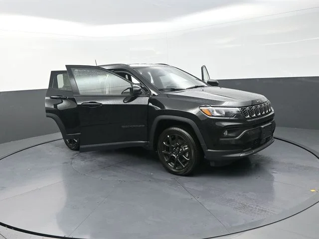 New 2026 Diamond Black Crystal Pearl-Coat Exterior Paint Jeep Latitude image 28