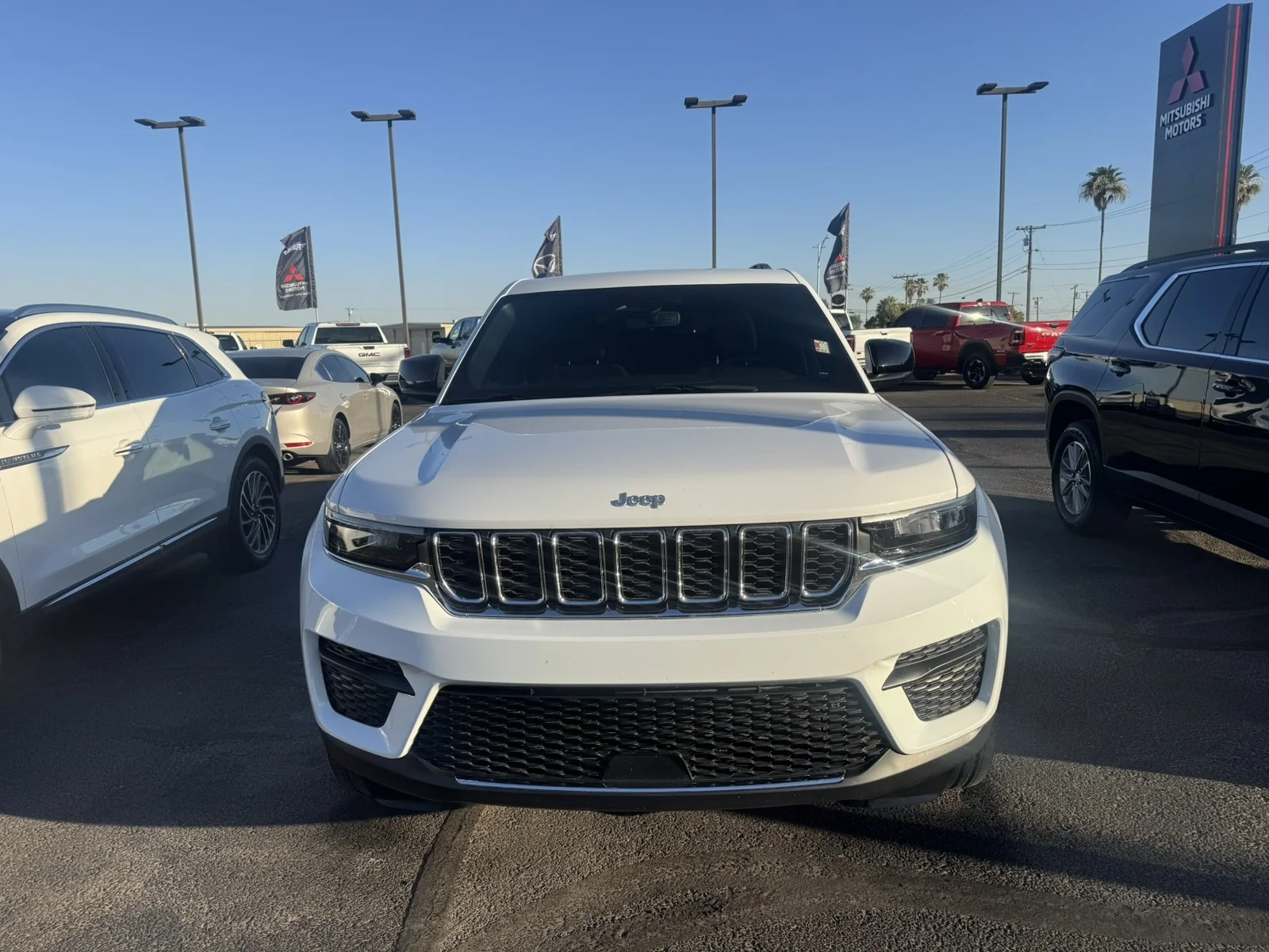 Used 2024  Jeep Laredo image 2